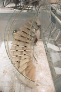 Ståltrappa med trappräcke i glas, handledare och steg i ek.