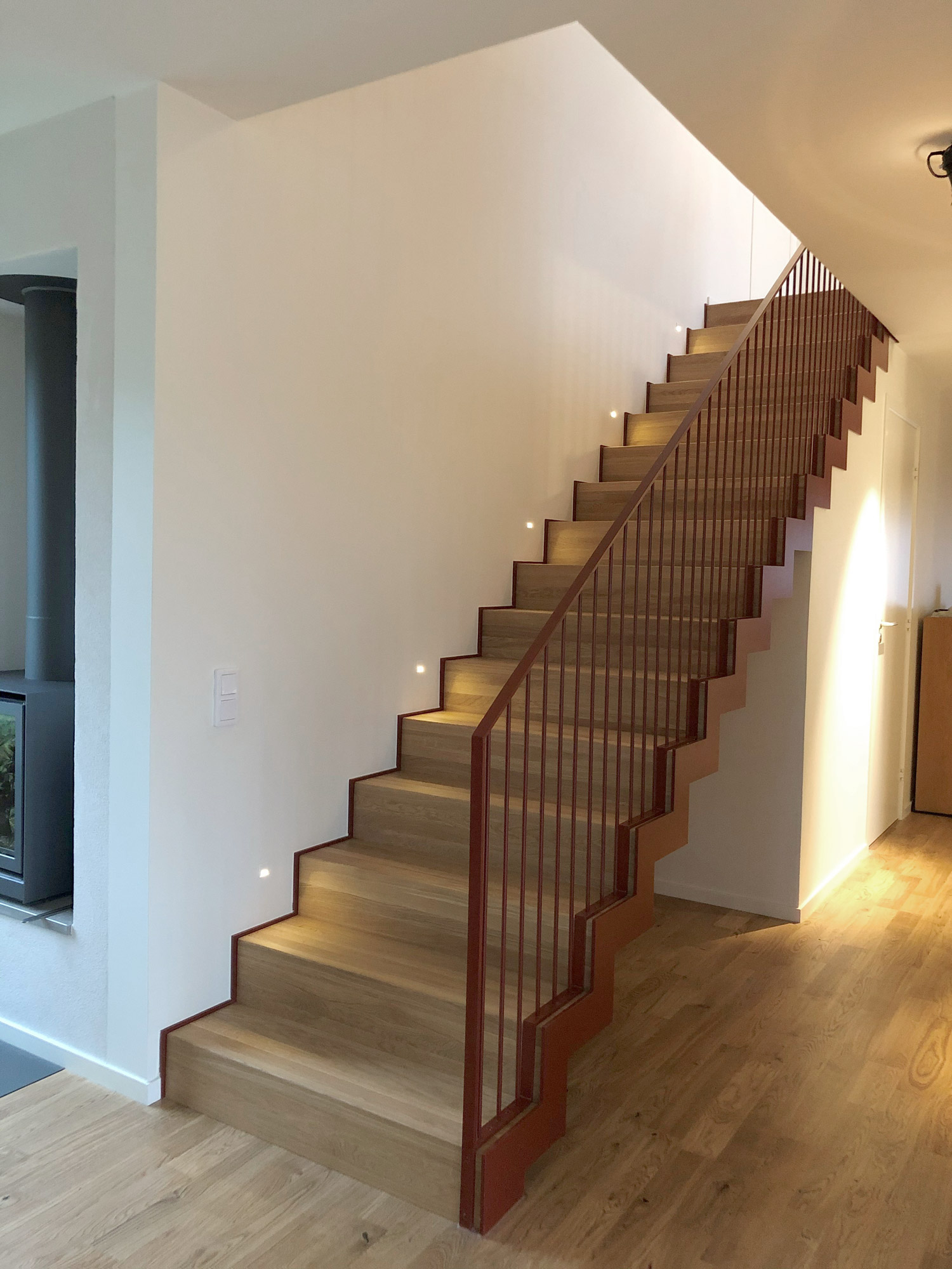 Ståltrappa Profil med sätt- och plansteg i ek.