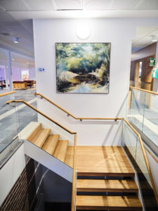 L-trappa med vilplan i ek