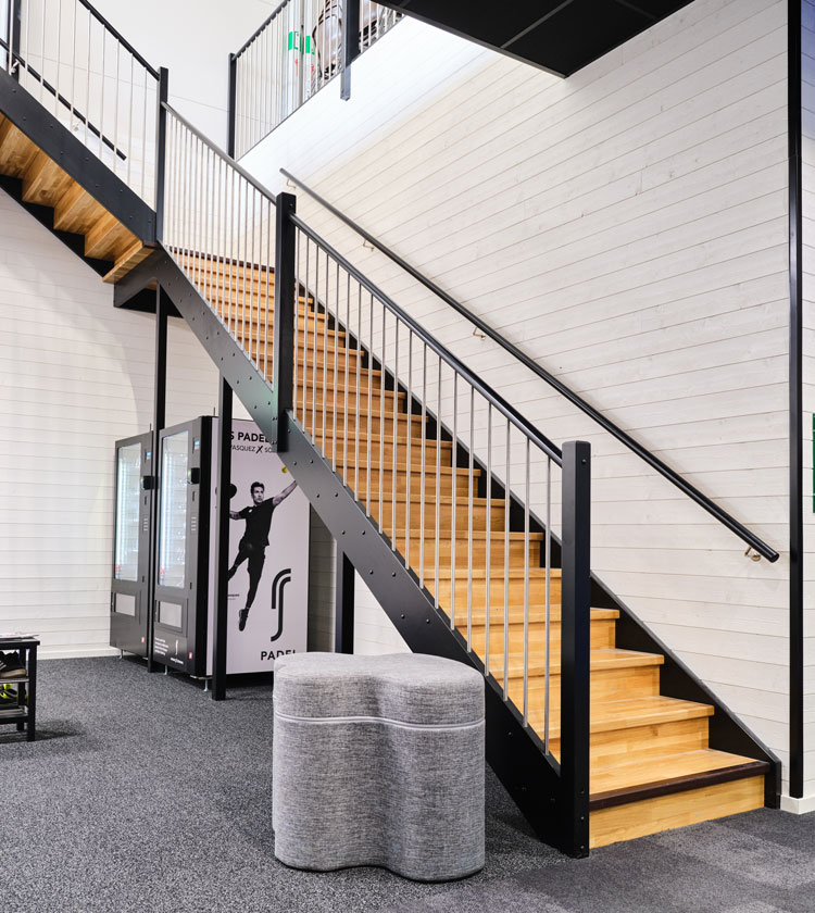 Ektrappa med svarta vangar