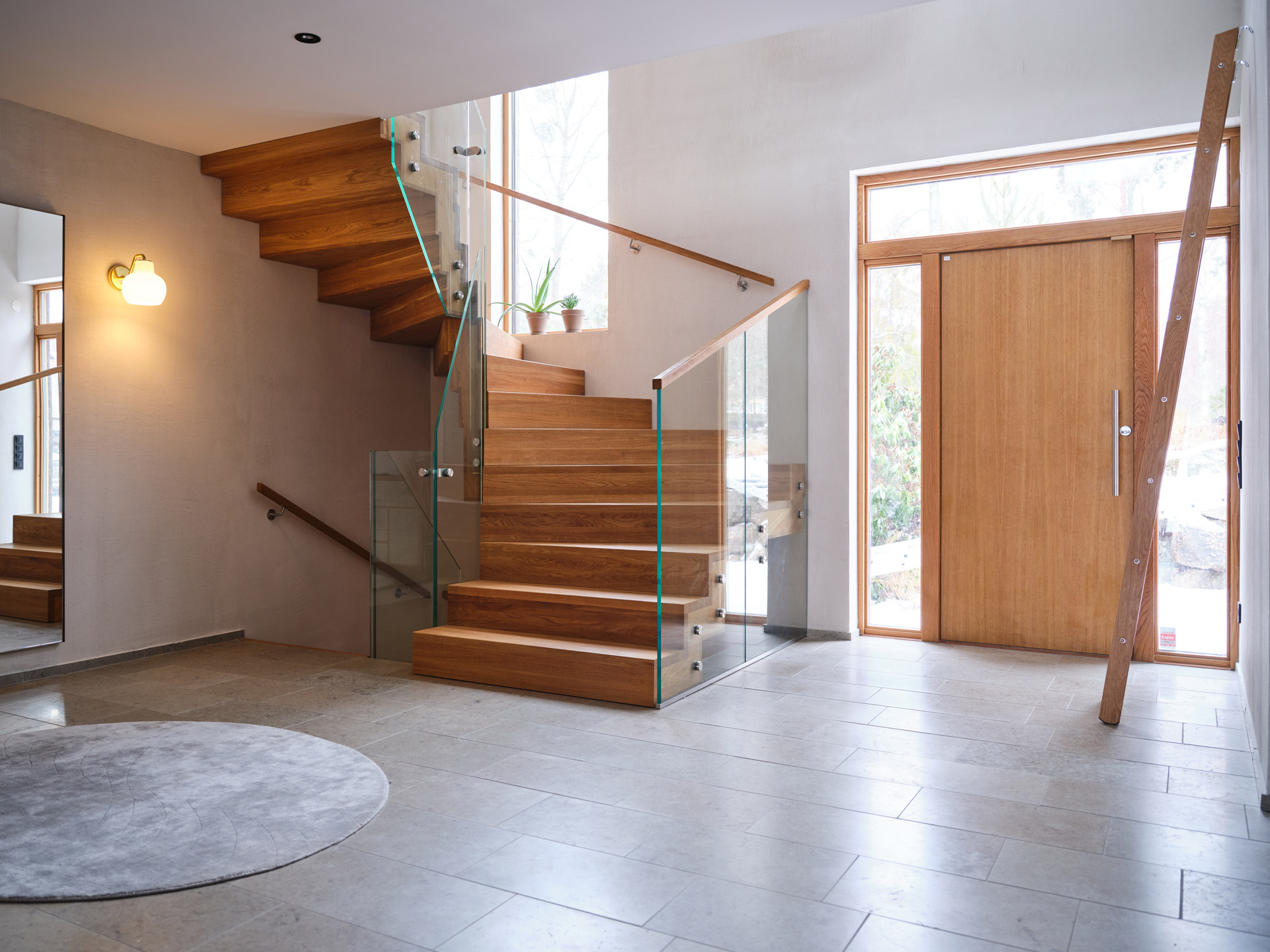 Trappmodell Solid tillverkad i ek placerad i hall