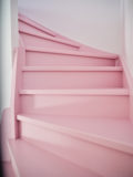Trappa täckmålad i en rosa kulör