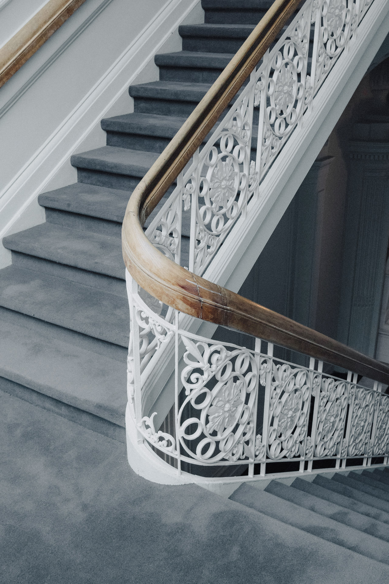 Äldre renoverad trappa med matta