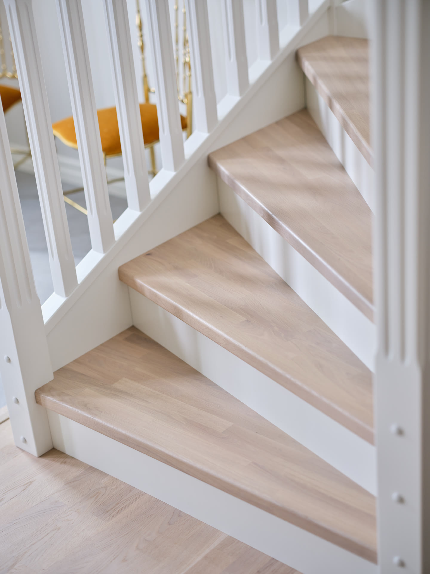 Trätrappa färgmatchad mot ekgolv