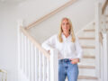 Isabelle framför trätrappan i Sävsjö