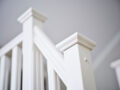 Stolpe med stolphatt, vit trätrappa, Snickarlaget